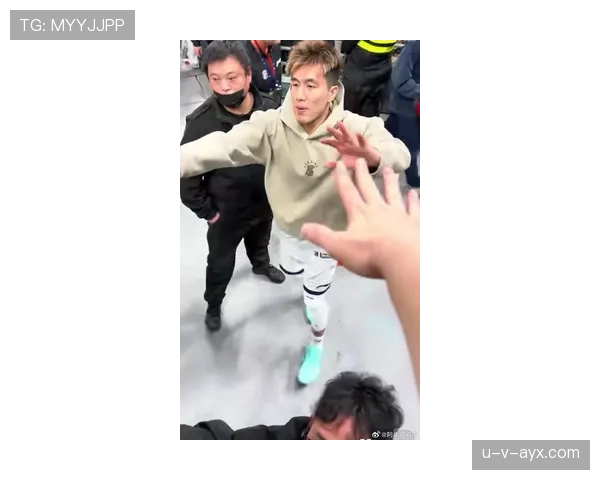 郭艾伦赛场上狠劲十足，下了场竟爱穿拖鞋逛小巷子？